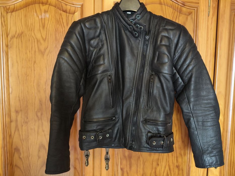 Conjunto de casaco e calça em pele