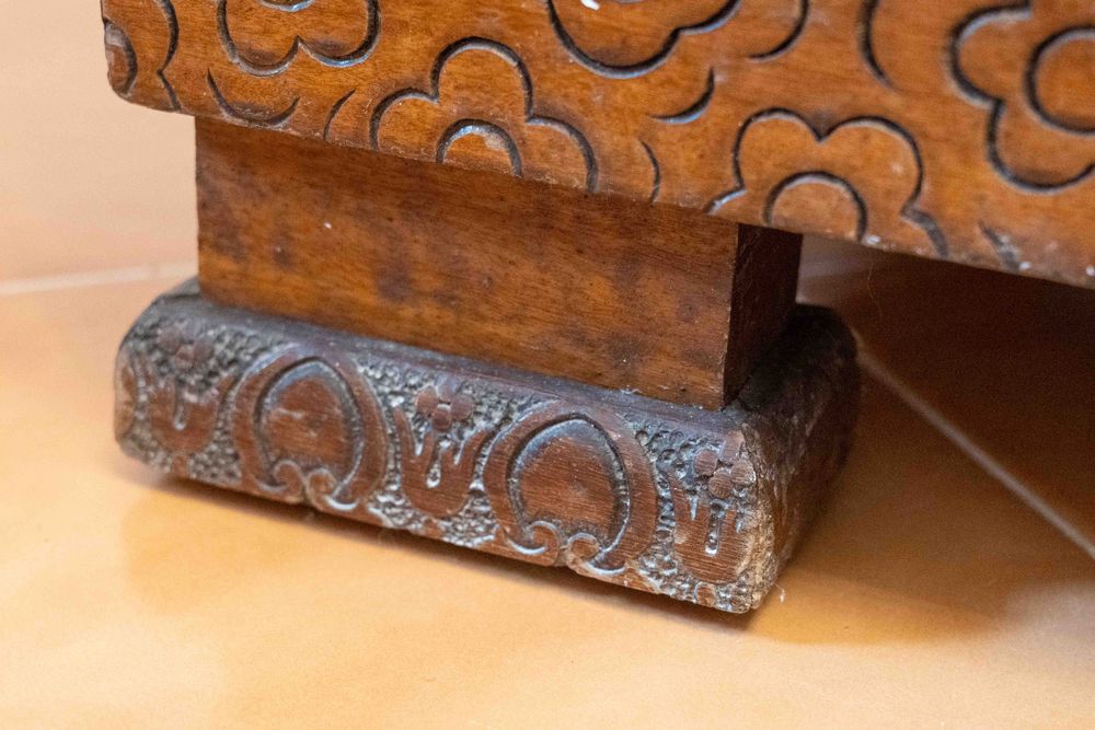 Arca de madeira trabalhada em bom estado de conservação