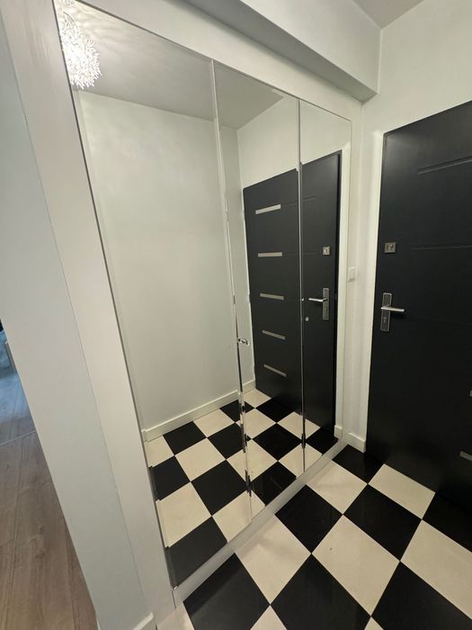 Lustrzana szafa  z półkami