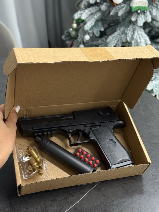 Дитячий іграшковий пістолет