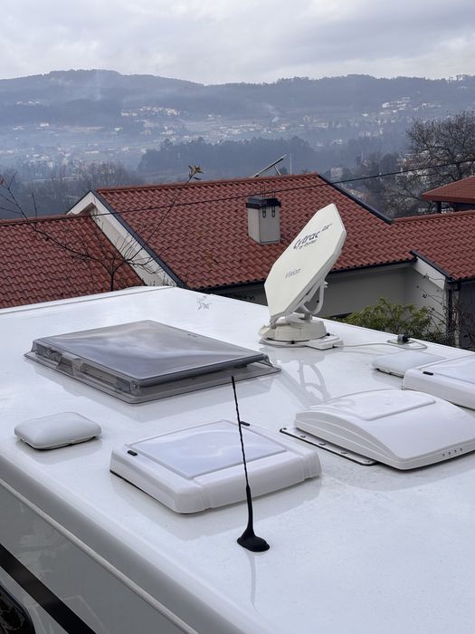 Antena parabolica para autocaravana marca Oyster automatica