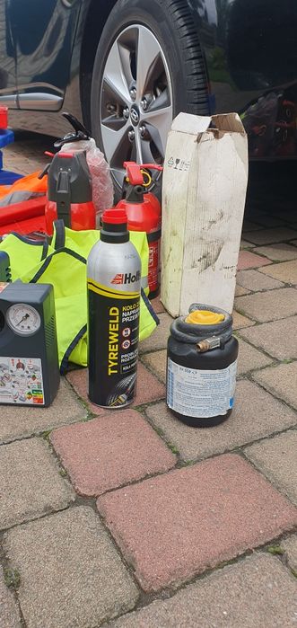 Комплект автомобіліста знак аварійний жилетка вогнегасник аптечка