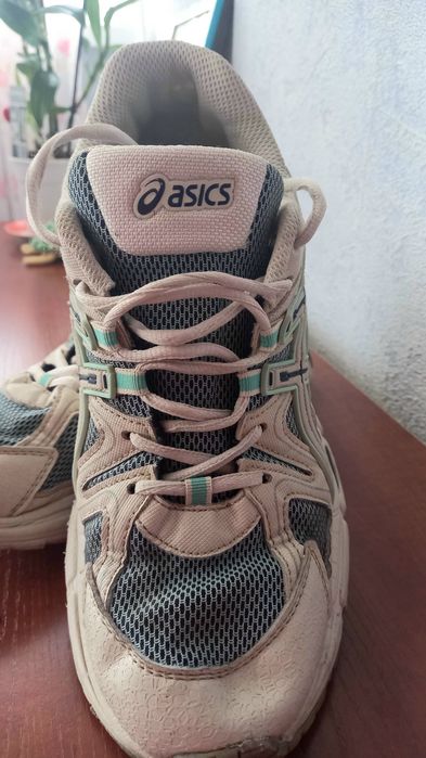 кросівки  Asics у нормальному стані