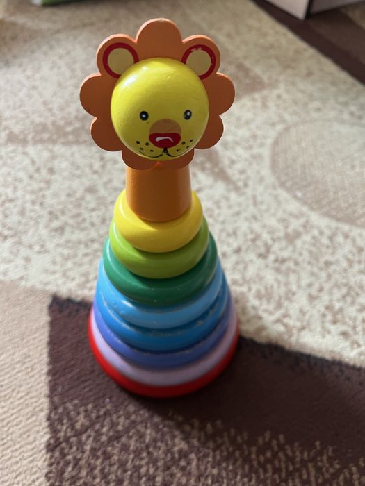 Іграшки, пірамідки, кубики