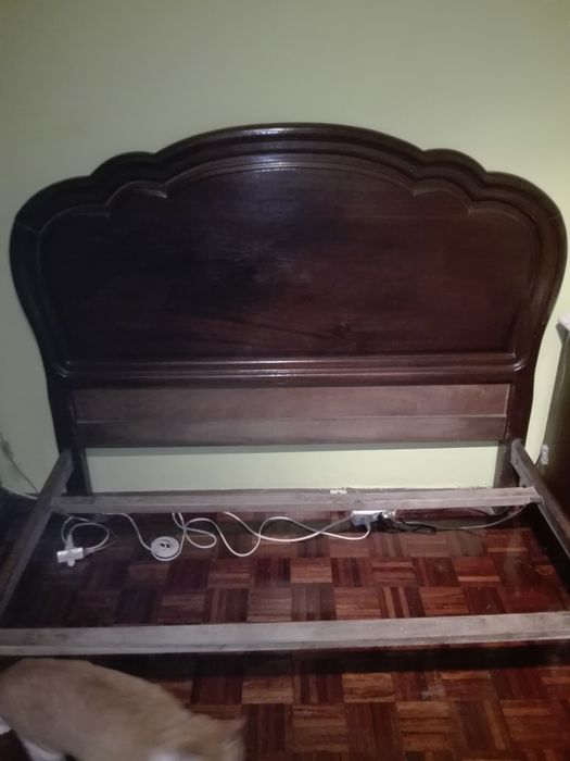 Cama de casal de madeira