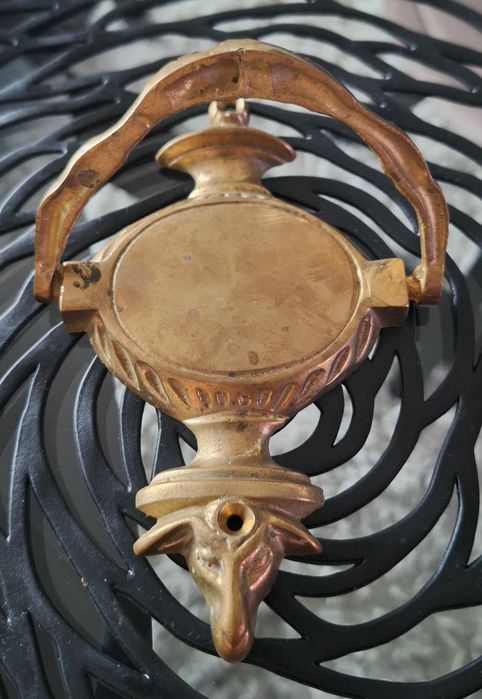 Kołatka z mosiadzu.