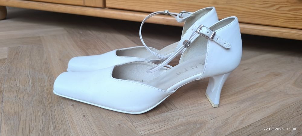Sprzedam białe buty