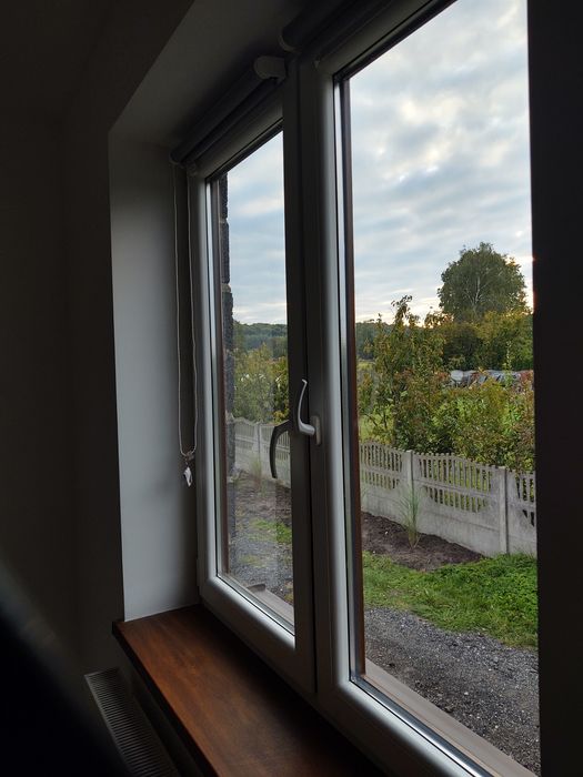 Okno z demontażu brąz w środku białe