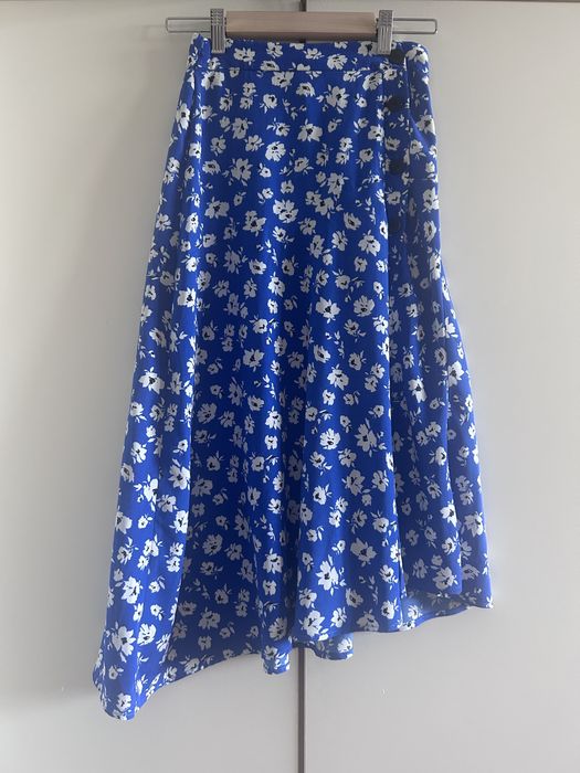 Letnia spódnica niebieska w kwiaty Bershka