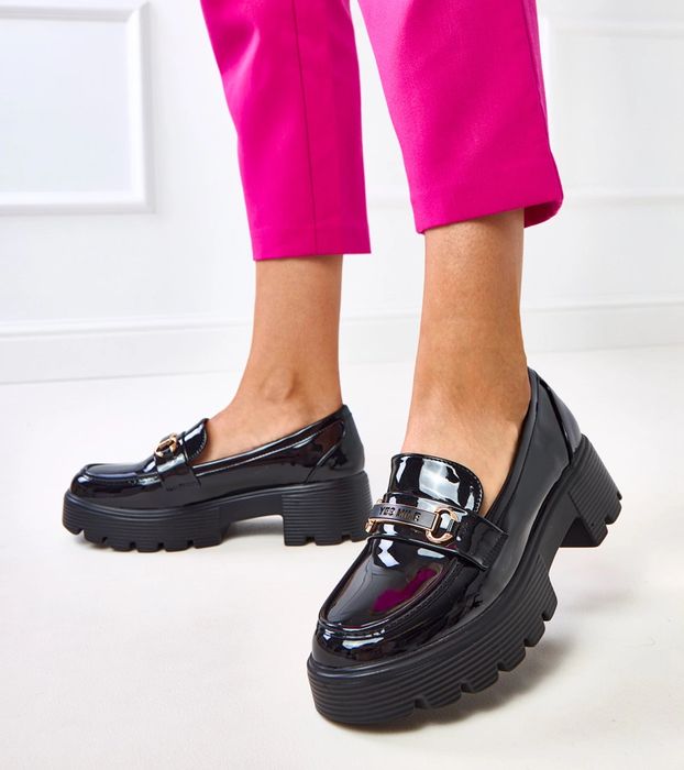 Czarne lakierowane mokasyny z ozdobą Kidane