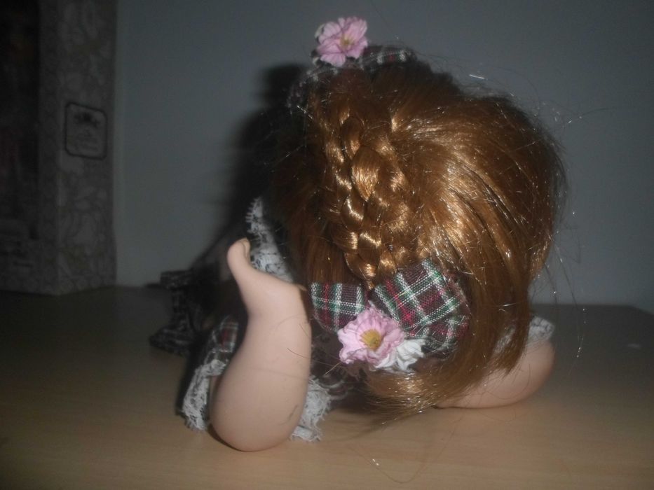 boneca em loiça porcelana deitada muito bonita