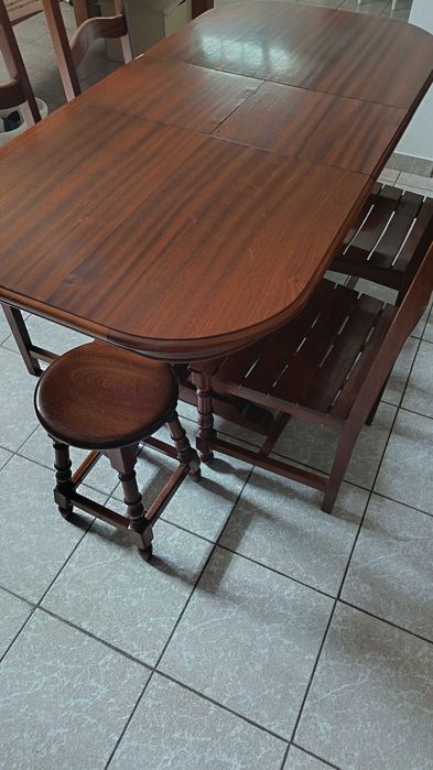 Mesa em madeira com tampo elíptico de 120 (+32) x 756 cms