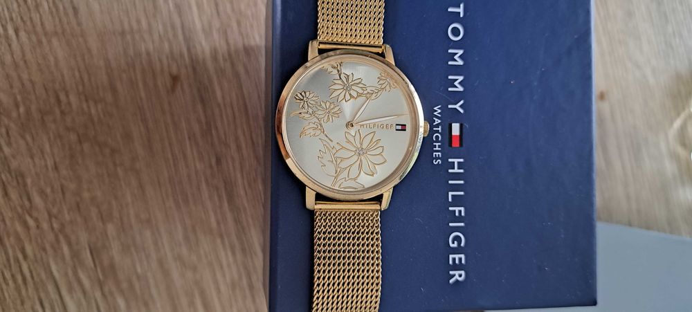 Zegarek damski na bransolecie złotej