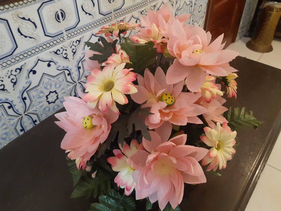 Arranjo flores artificiais em vaso barro, como novo