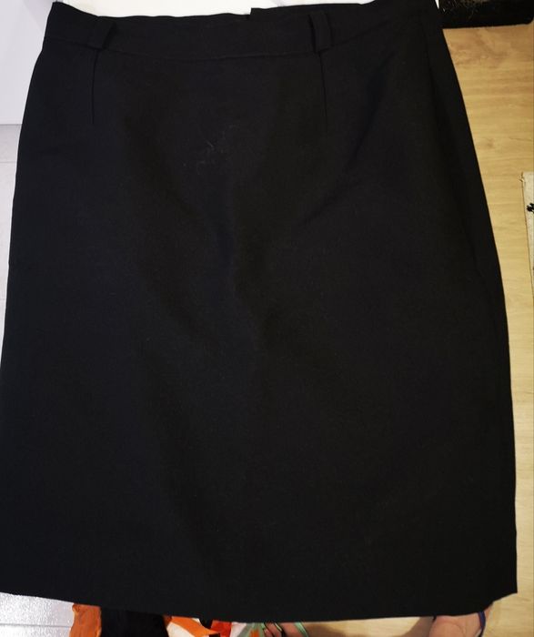 Saia preta com pequena racha