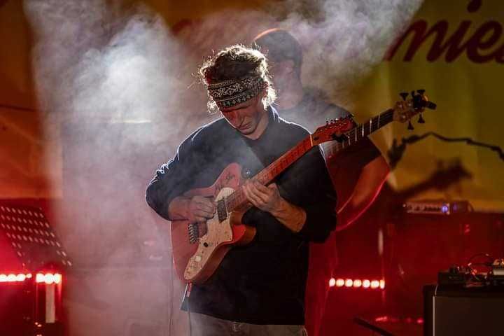 LEKCJE GRY NA GITARZE - Pierwsze kroki