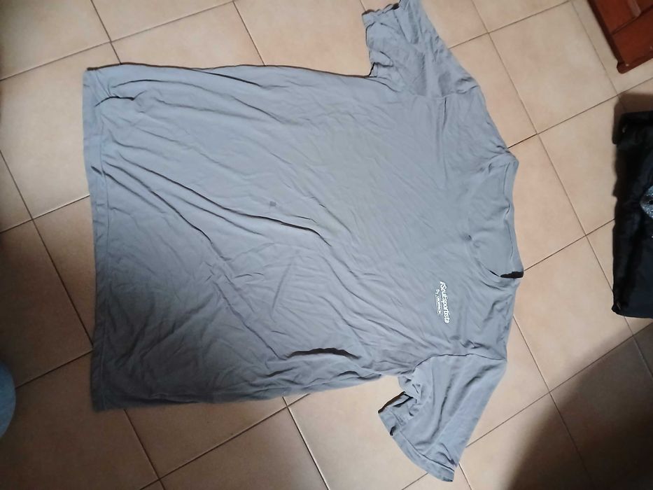 T shirt cinzenta da Decathlon, tecido elastico (tem uma pequena nodoa à frente que deverá sair lavando)