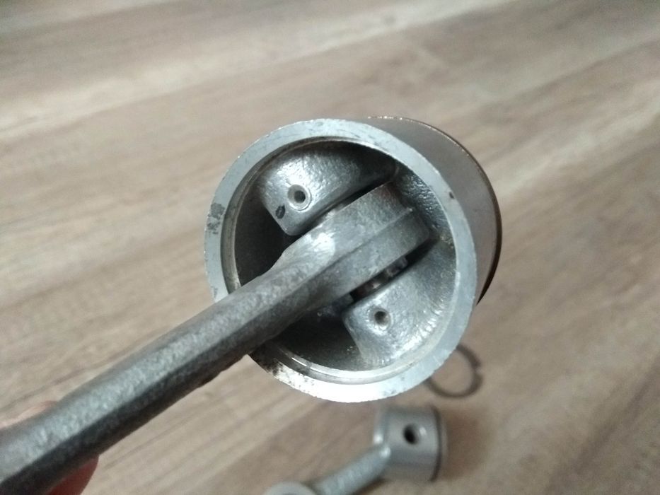 Поршневая от компрессора (воздушный, холодильный компрессор)