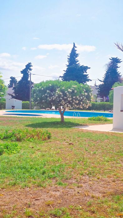 Arrenda-se T2 com piscina de 01 Outubro a 31 de Maaio 2027.