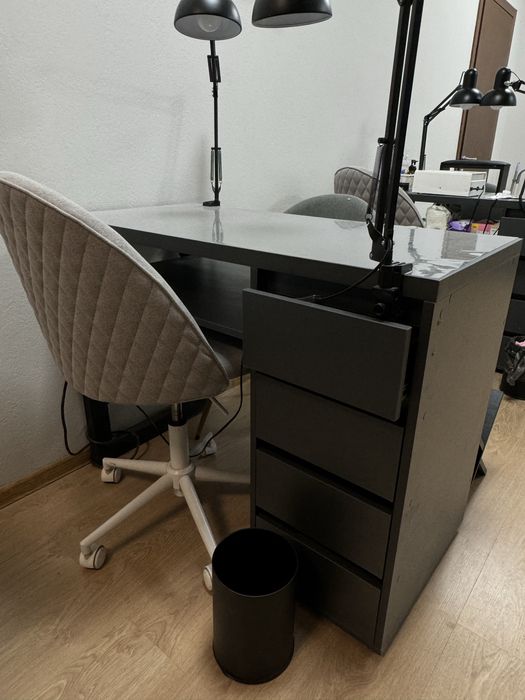 стіл для майстра манікюру, школяра або під туалетний столик