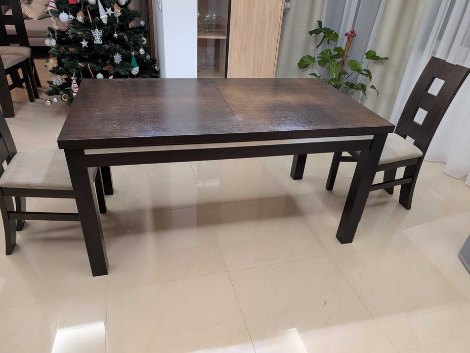 Stół rozkładany do jadalni. Ciemny kolor