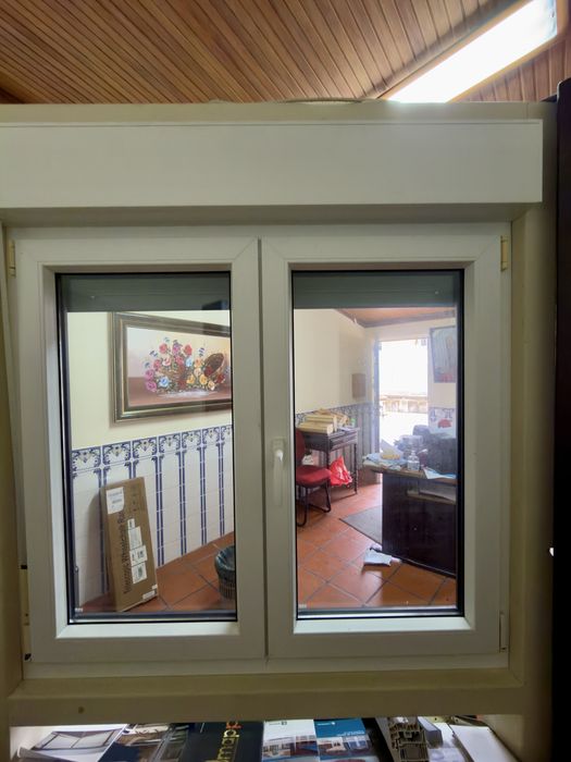 Janela pvc Rehau com monobloco estor termico