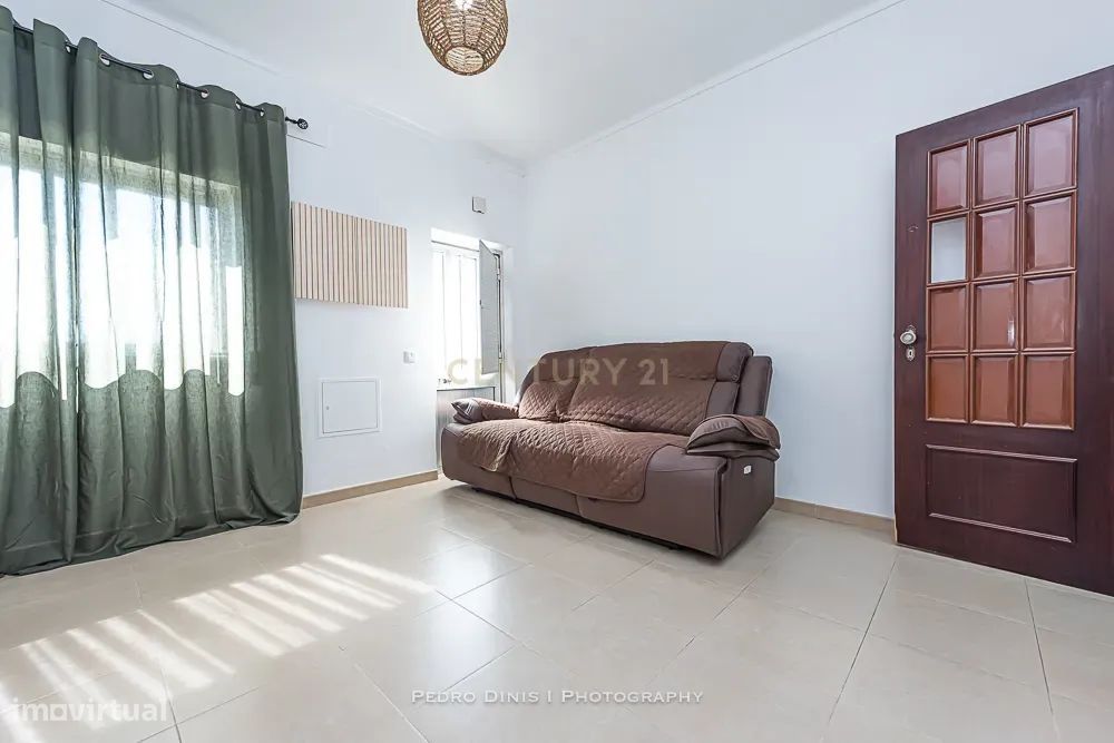 Moradia de 6 assoalhadas c/ garagem SEMI-RENOVADA