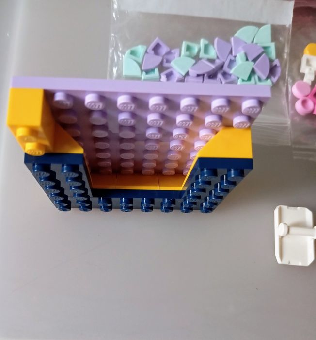Lego Moldura Dots para reaproveitar.