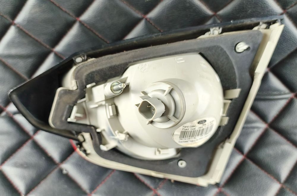 Ford Kuga I Lampa Tylna Lewa W Klapę 2ZR00954601