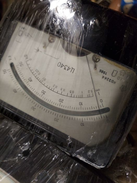 Вольтметры , амперметры , головки приборов ,  микроамперметры и т п .,