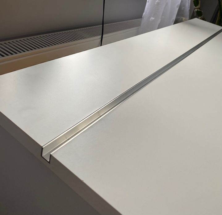 Białe solidne biurko