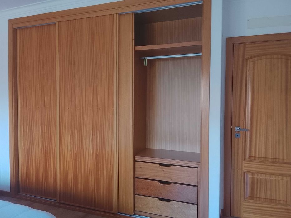 Quarto amplo com varanda privada e roupeiros embutidos. Ambiente tranquilo. Privacidade,