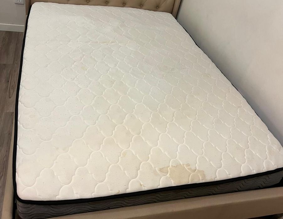 Colchão com sinais de uso