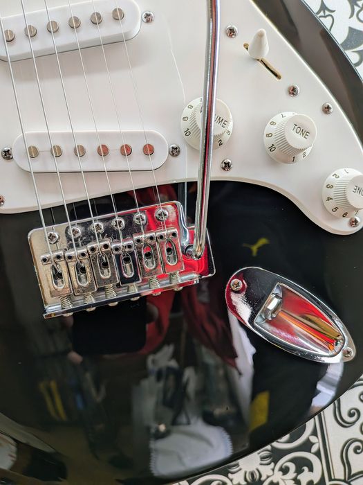 Guitarra Elétrica Behringer (Preta) - Com Setup e Ação Baixa
