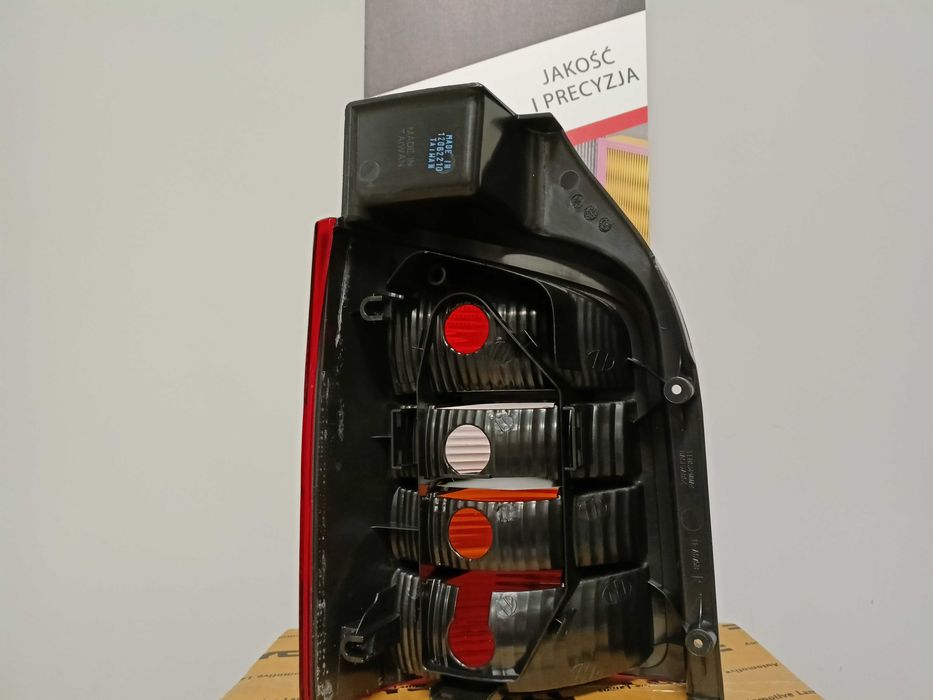 VW Transporter T5 2003- /KLAPA/ Lampa tył prawa.> PROMOCJA !!!