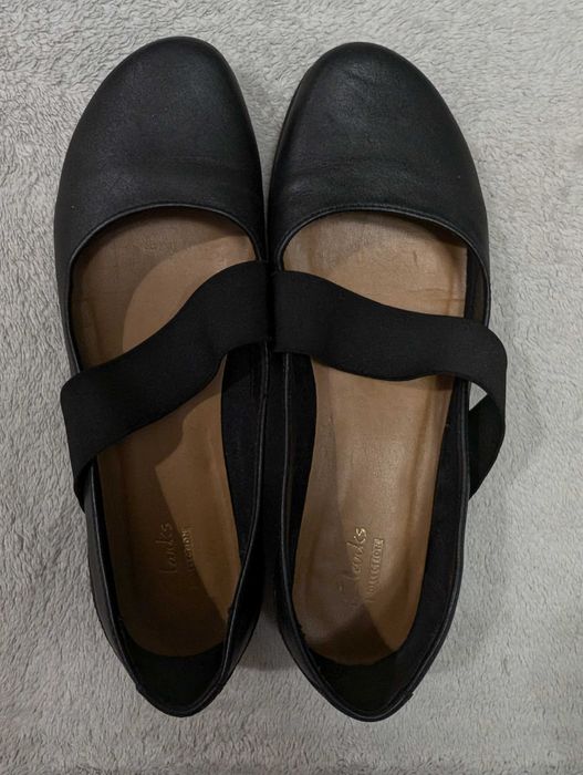 Czarne eleganckie skórzane buty baleriny w stylu barefoot Clarks 37