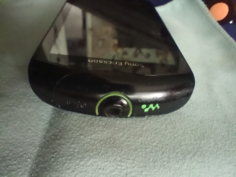 Sony Ericson WT 19 i ładowarka w komplecie