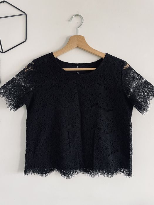 Czarny koronkowy crop top SINSAY r. S
