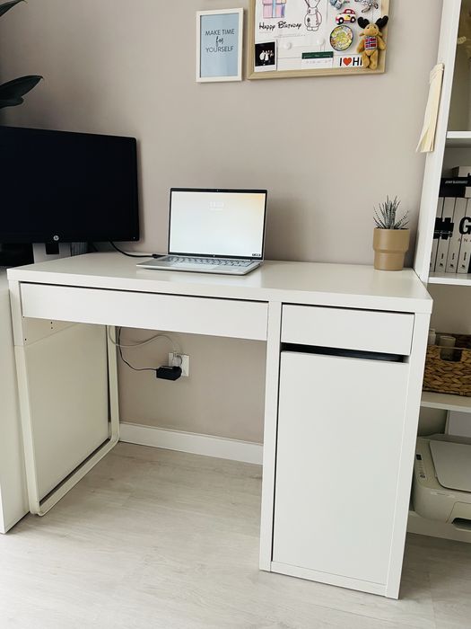 Białe biurko z szufladami Micke IKEA, Białe biurko z miejscem na kable i boczną komodą