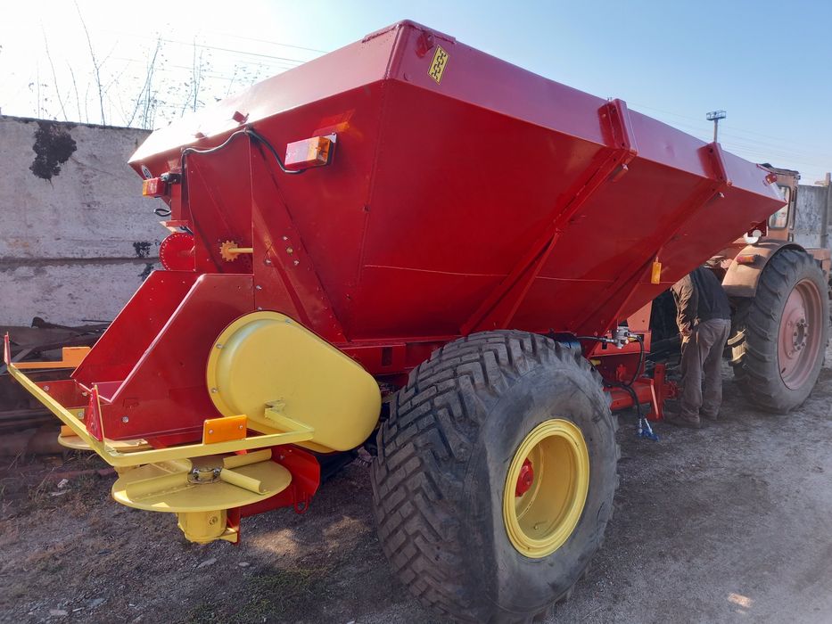 Розкидач мінеральних добрив МВУ-6