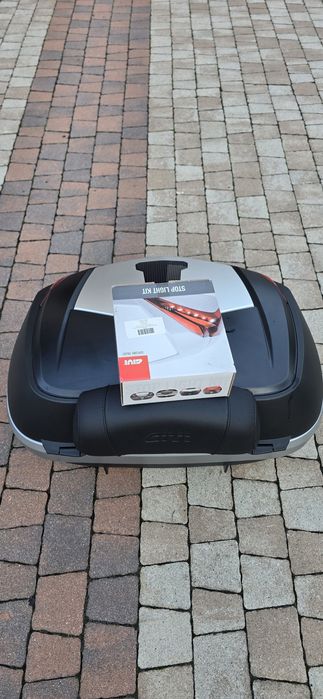 Givi V47 Tech wraz z oparciem i światłem STOP