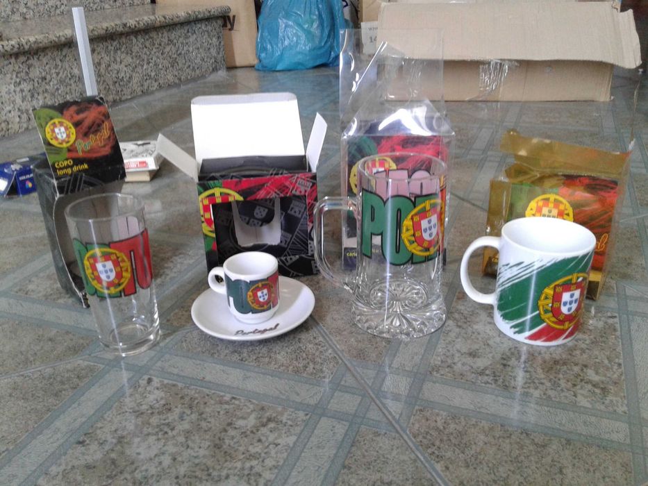 Conjunto de louça alusiva a PORTUGAL