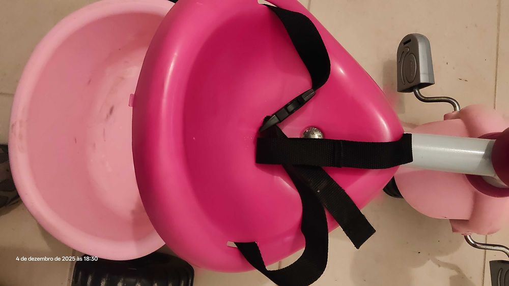 Triciclo rosa para menina  com cesto