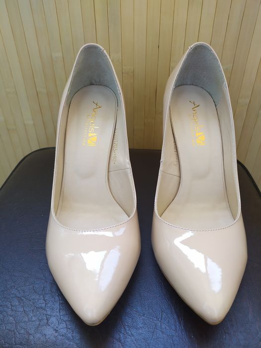 Нові шкіряні лакові туфлі