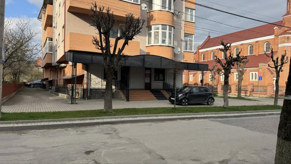 Здамо в оренду приміщення біля гімназіі 90 квм