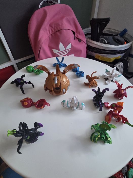 Varios bonecos marvel e outros brinquedos