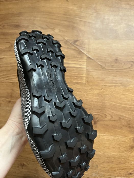 Продам  жіночі кросівки.Чорного кольору.Розмір 40 Маломіри.