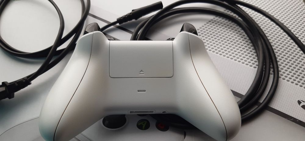 Игровая консоль Xbox one s 1 tb с дисководом