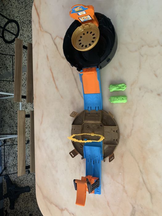 Pista HOT WHEELS Monster Truck Desafio Acrobático