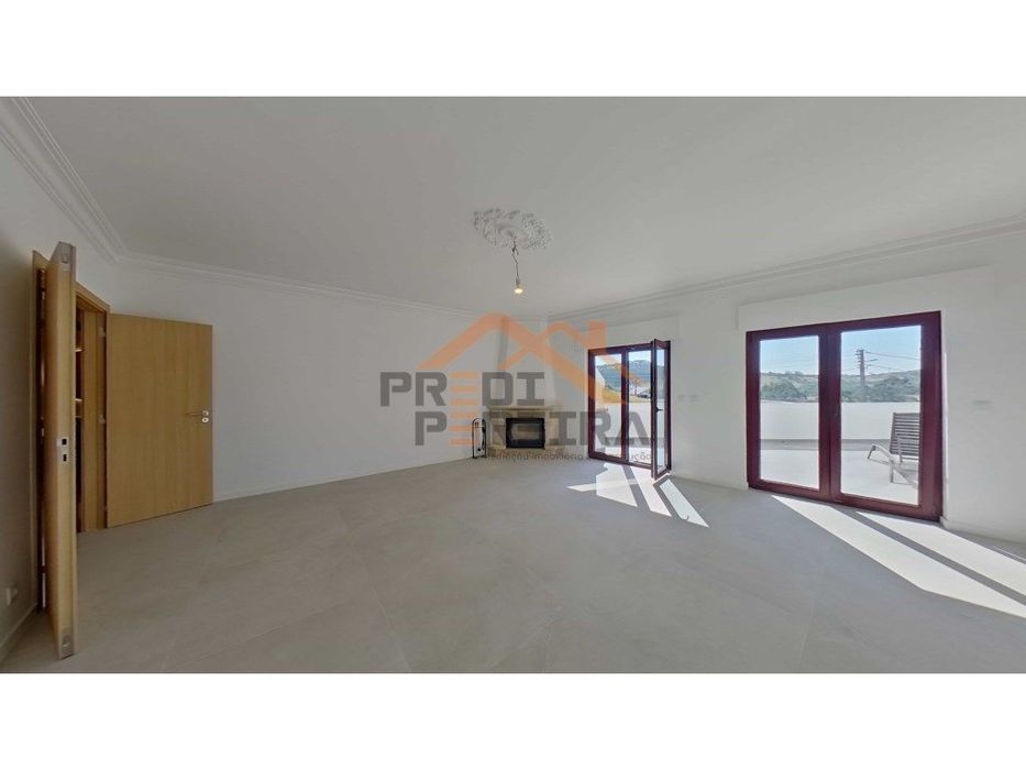 Apartamento T3 duplex remodelado, com box, situado em Casal de Cambra.